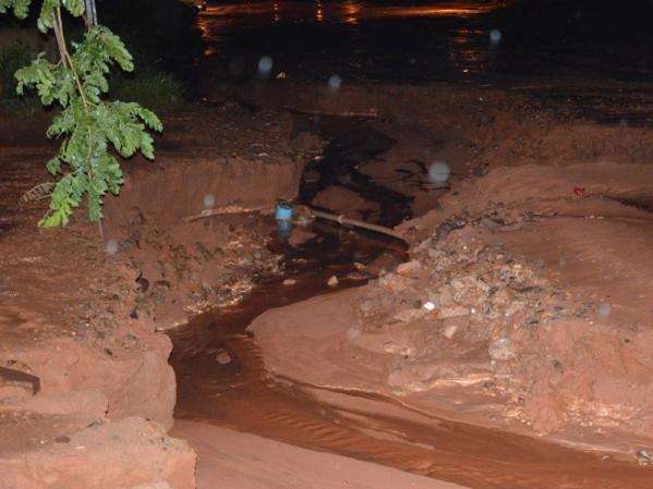 Temporal alaga ruas, casas e provoca eros&otilde;es em Ribas do Rio Pardo