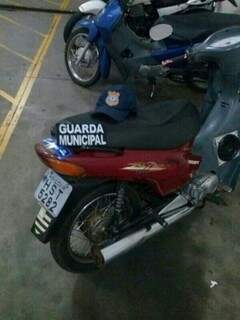 Homem disse que comprou a moto de um desconhecido por R$ 1,5 mil. (Foto: Divulgação/Guarda Municipal)