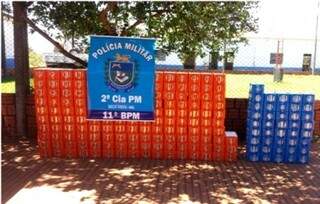Caixas de cerveja contrabandeadas do Paraguai foram apreendidas pela PM (Foto Fronteira News)