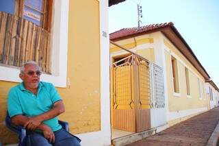 José Dias, ex-ferroviária, aproveita a tarde em frente de casa. (Foto: Marcos Ermínio) 