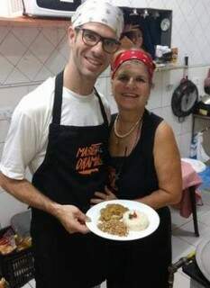Rafael cozinhou ao lado da mãe, que criou a farofa que acompanha o arroz e a carne