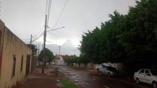 No bairro Cabreúva, chuva de um tempo, mas clima seguiu nublado e com trovões (Foto: Amanda Bogo)