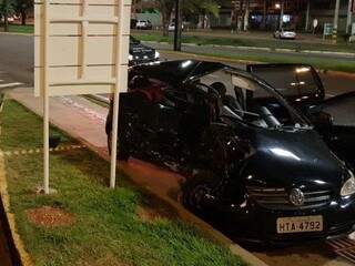 O carro que a advogada Carolina conduzia ficou destruído (Foto: Direto das Ruas)