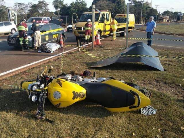 Motociclista perde controle, atinge placa e passageira morre em colis&atilde;o 