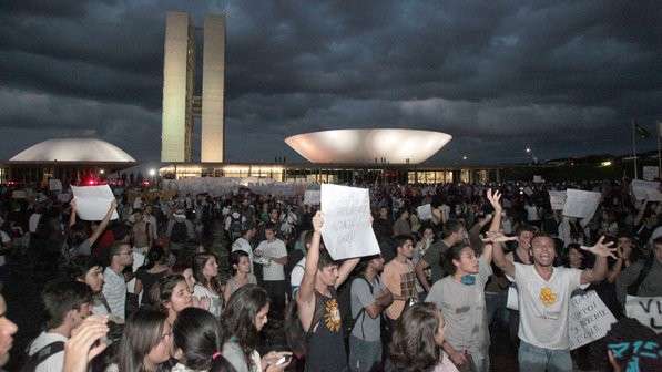 Manifesta&ccedil;&otilde;es levam cerca de 200 mil pessoas &agrave;s ruas de v&aacute;rias cidades do Pa&iacute;s