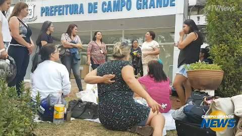 À espera de rescisão, demitidos da Omep e Seleta acampam na prefeitura