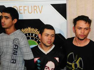 Na foto, Raul, Weverson e Rafael, que tiveram a prisão preventiva decretada, assim como a coautora Dayane (Foto: Rodrigo Pazinato)