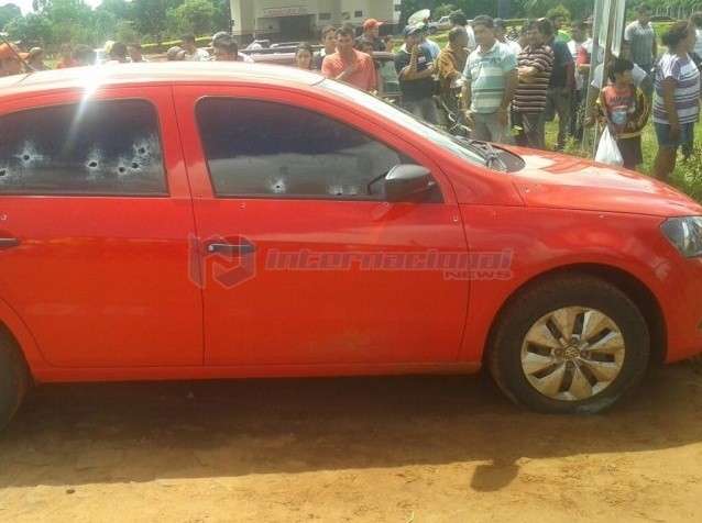 Carro &eacute; alvejado, dois morrem e m&atilde;e e filho ficam feridos na fronteira
