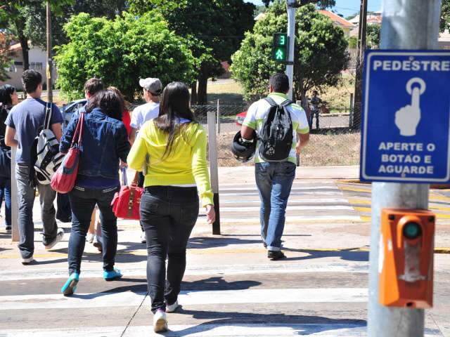  Mesmo com faixa, pedestres preferem &ldquo;cortar&rdquo; caminho e colocam vida em risco
