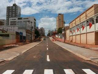 Rua 14 de Julho vista a partir da Avenida Fernando Corrêa da Costa. (Foto: Henrique Kawaminami).
