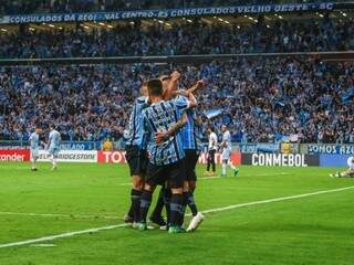 Comemoração após a vitória do time contra o rival. (Foto: GrêmioFC) 