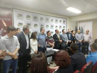 Lideranças do MDB reunidas no diretório do partido. Tânia Garib está ao centro da foto, de blusa estampada e calça branca.