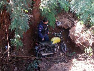 Moto roubada &eacute; encontrada escondida embaixo de ponte 