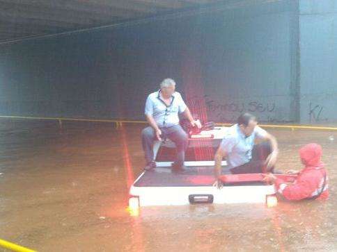 Chuva alaga ruas de cidade e deixa caminhonete embaixo d&#039;&aacute;gua