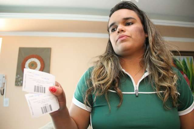 Mulher atingida por garrafa afirma que viveu um filme de terror em casa noturna