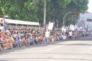 Público concentrado nas arquibancadas para ver o desfile. (Foto: Alcides Neto)