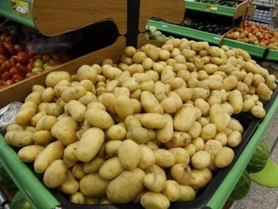 Com tomate e batata mais baratos, custo da cesta b&aacute;sica cai 2,98% 
