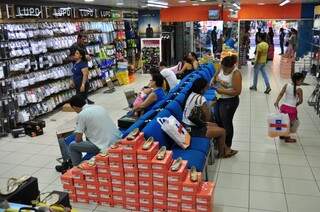 Pesquisa mostra que em Dourados 79% da população economicamente ativa vai comprar presente no Dia dos Namorados (Foto: Eliel Oliveira)