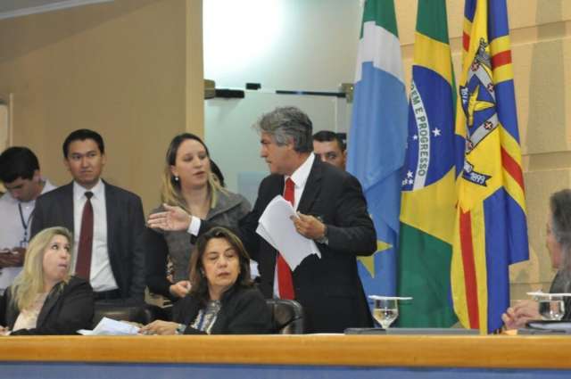Oposi&ccedil;&atilde;o aponta 5 pontos e prop&otilde;e Comiss&atilde;o Processante contra Olarte