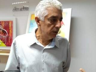 Youssif Domingos durante entrevista ao deixa reunião por alguns minutos (Foto: Leonardo Rocha)
