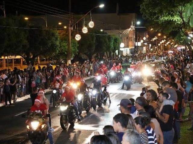 Desfile Natalino abre festas de fim de ano leva popula&ccedil;&atilde;o &agrave;s ruas