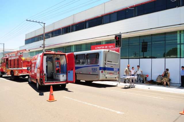 Duas passageiras ficam feridas em acidente entre &ocirc;nibus e carro