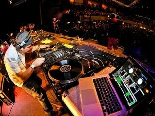 DJ Popson é o convidado da primeira edição do projeto. (Foto: Divulgação)