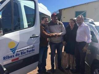 Marcio Fernandes entrega chave de veículos para a Saúde de Ribas do Rio Pardo (Foto: Wanessa Derzi/Divulgação)