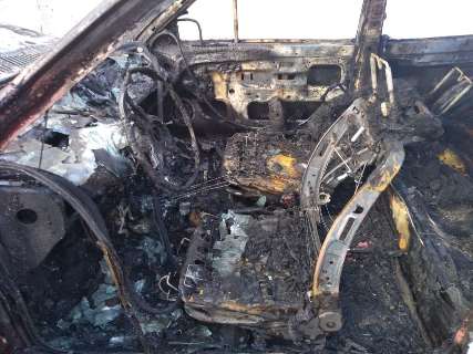 Atendente vê carro destruído em incêndio no Jardim Columbia