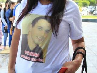 Amiga foi a julgamento com camiseta que mostrava foto  e nome de Adriano. (Foto: Marina Pacheco)