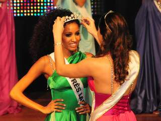 Karen Recalde sendo coroada pela Miss MS 2011 Raiza Vidal.(Foto: Rodrigo Pazinato)