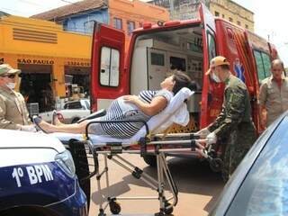 Juliana sendo colocada na ambulância após primeiros socorros (Foto: Marina Pacheco)