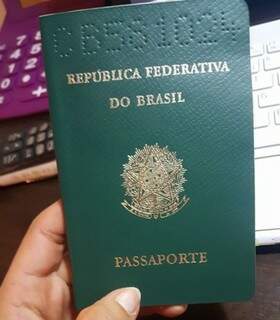 Passaporte brasileiro de Anne, localizado pela mãe francesa, usado para entrar na França há 28 anos (Foto: Arquivo pessoal)