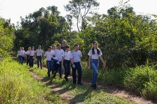 Grupo de crianças do Colégio Militar aprendendo sobre a natureza na trilha Estrada Parque (Foto: Kisie Ainoã)