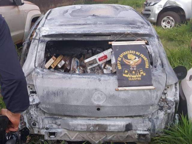 Carro lotado de cigarros contrabandeados &eacute; encontrado incinerado em lavoura 