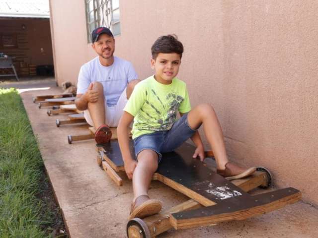 Para se aproximar dos filhos, pai larga estrada para fazer carrinhos de rolim&atilde;