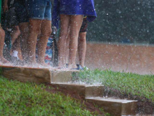Chuva anunciada para este s&aacute;bado j&aacute; chegou em bairros da Capital