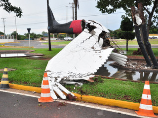 Escultura foi danificada durante temporal ontem à tarde.(Foto: João Garrigó)