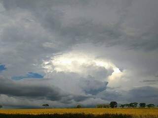 Fim de tarde em Glória de Dourados, onde o dia foi de sol com muitas nuvens e ancadas de chuva à tarde e à noite. (Foto: Lucas Paz/Reprodução/Cocliment) 