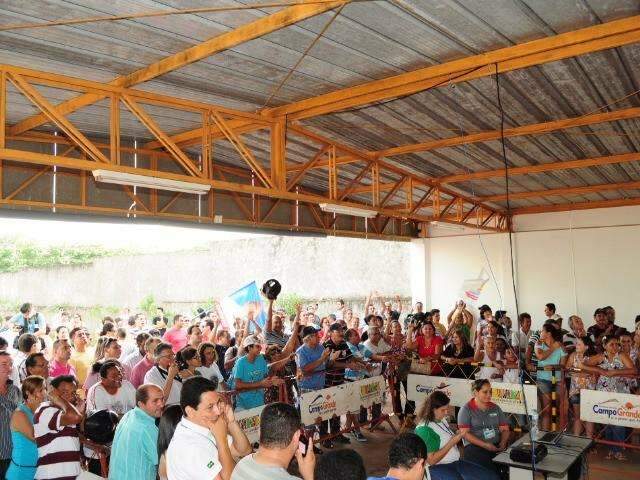 Cabos eleitorais comemoram vit&oacute;ria de Alcides Bernal no estacionamento do TRE-MS