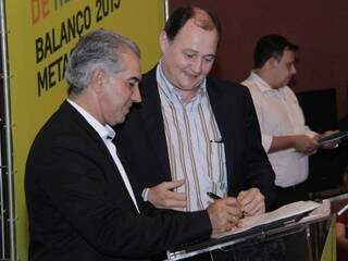 Governador Reinaldo Azambuja e secretário de Infraestrutura, Ednei Marcelo Miglioli, assinam contrato com metas para 2016 (Foto: Alan Nantes)