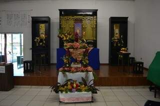 O altar da Sociedade Budista Nambei Honganji de Campo Grande. (Foto: Thaís Pimenta)