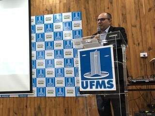 Reitor da UFMS, Marcelo Turine, discursa na sessão de encerramento da SBPC (Foto: Jones Mário)