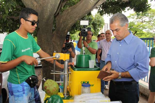 Reinaldo vota ao lado da fam&iacute;lia, cita baixaria e fala em vit&oacute;ria nas urnas