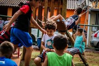 Crianças aproveitaram a reta final para curtir a infância no balanço e na gangorra com os amigos (Foto: Marcos Maluf)