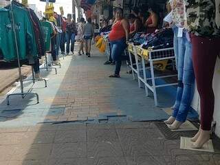 Lojas abusam e lotam calçadas com produtos no Centro