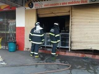 Militares do Corpo de Bombeiros durante combate ao incêndio em loja de peças (Foto: Osvaldo Duarte/Dourados News)