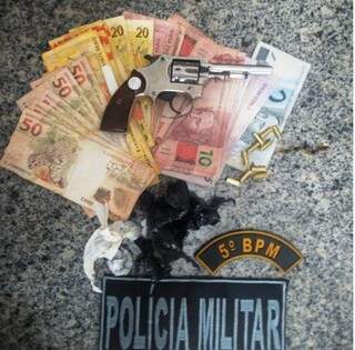 Foram encontrados um revolver calibre 22, com treze munições intactas e duas deflagradas, cinco porções de maconha e R$ 923,00 em dinheiro.(Foto:Divulgação BPM)