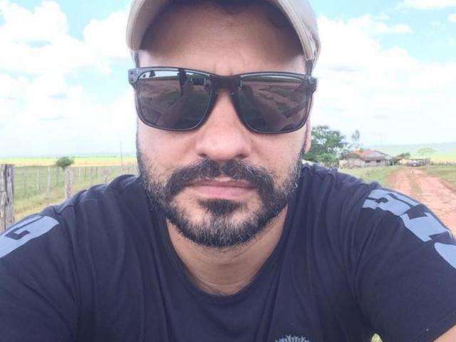 Policial civil morre ao bater moto na traseira de carreta bitrem