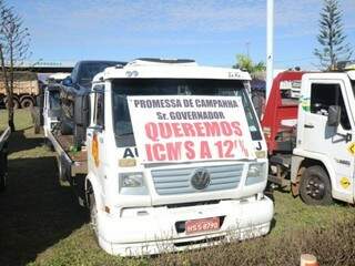 Caminhão com faixa de protesto no dia 23 de maio, em Campo Grande. (Foto: Paulo Francis/Arquivo).